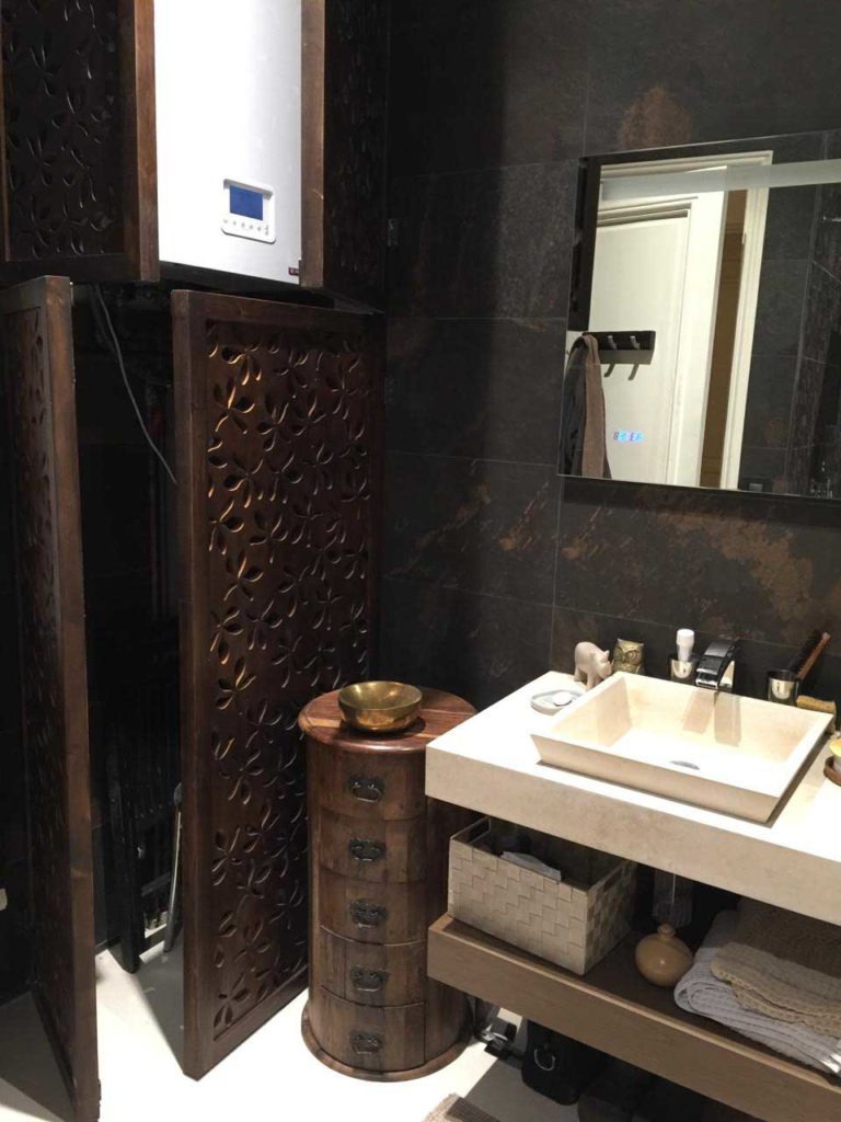 Comment cacher votre chauffe eau dans la salle de bain