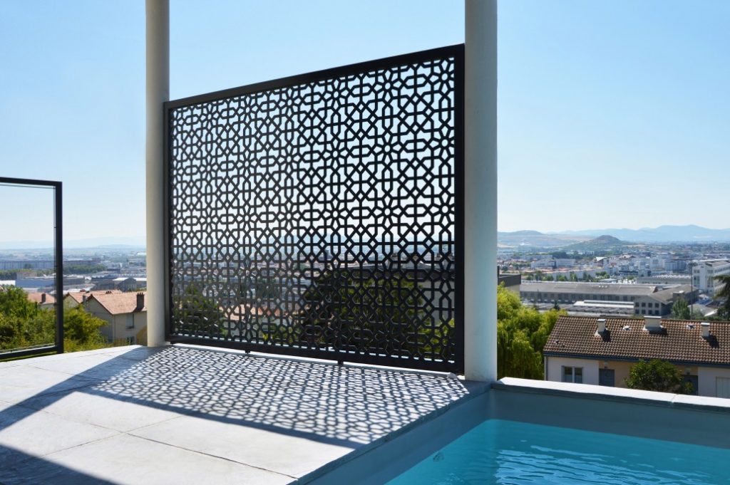 Brise vue extérieur sur-mesure et personnalisé en bois pour terrasse