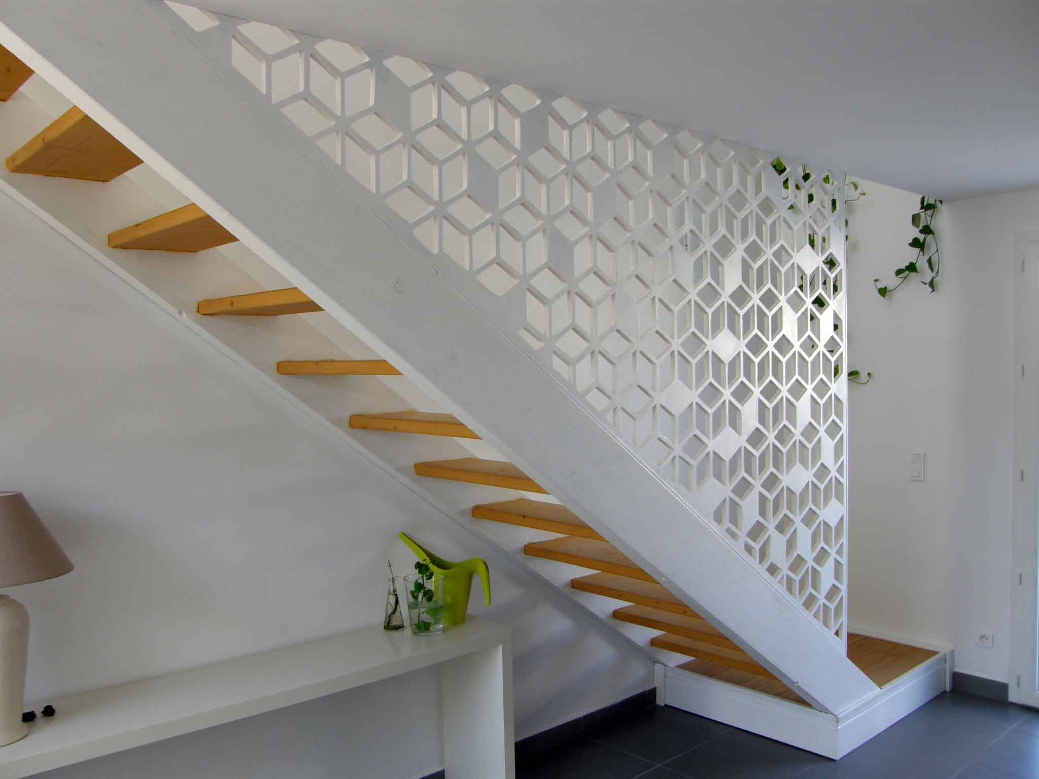 Rampe en bois garde corps d'escalier en claustra sur mesure