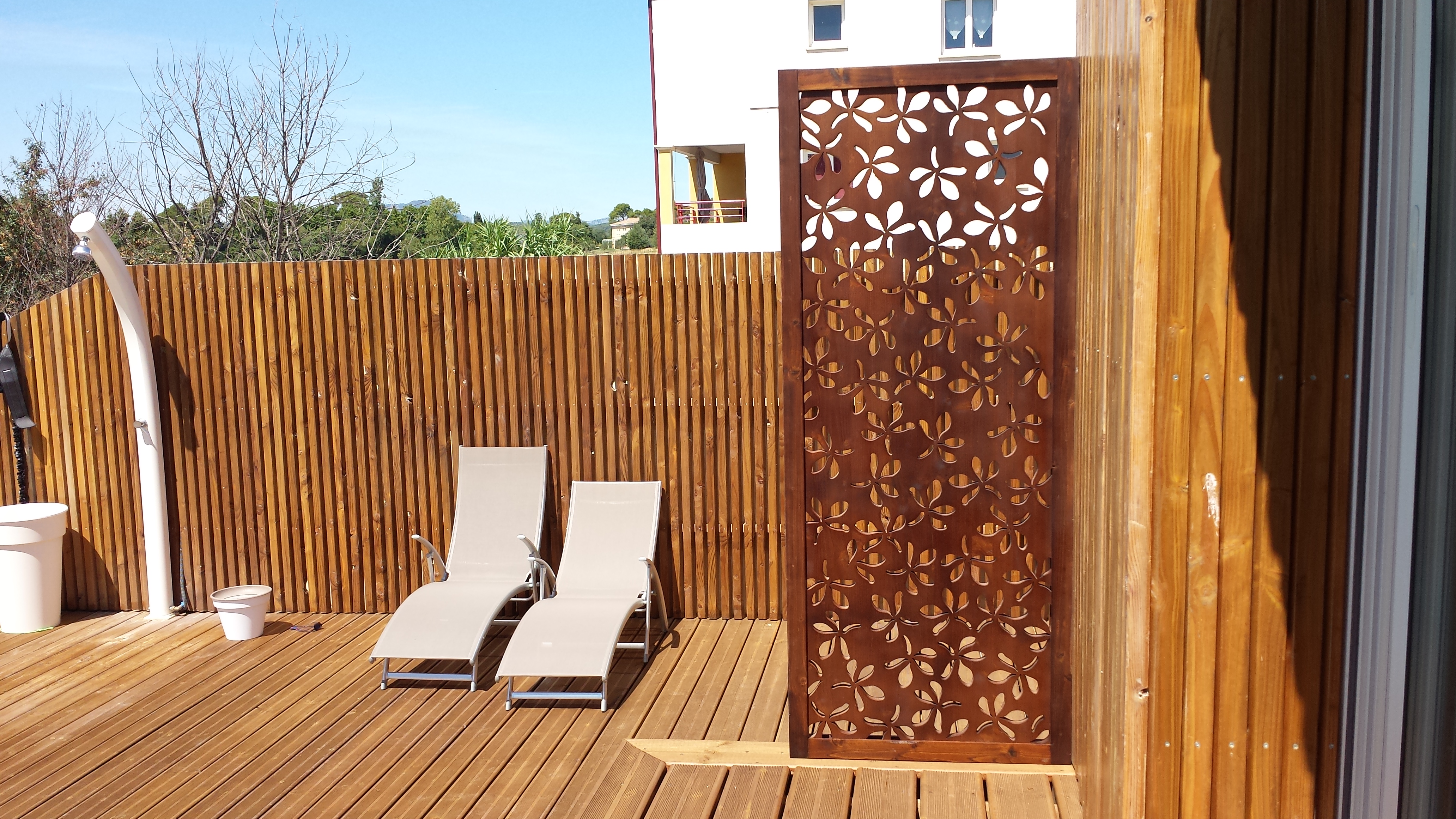 paravent de terrasse avec cloture en claire voie claustra floral avec cloture claire voie