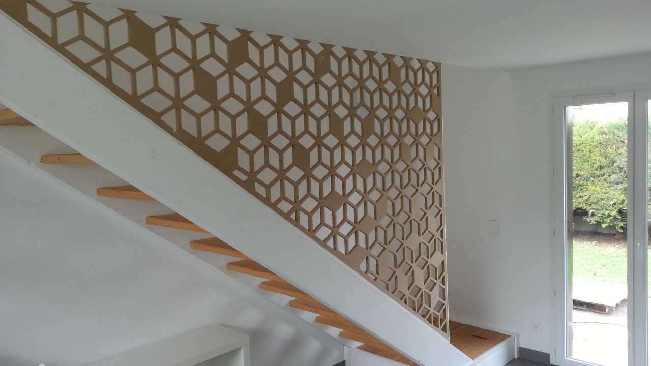 Garde corps sur-mesure en bois ajouré par Allure et Bois Le garde Polaris : un panneau en bois ajouré dans un style contemporain