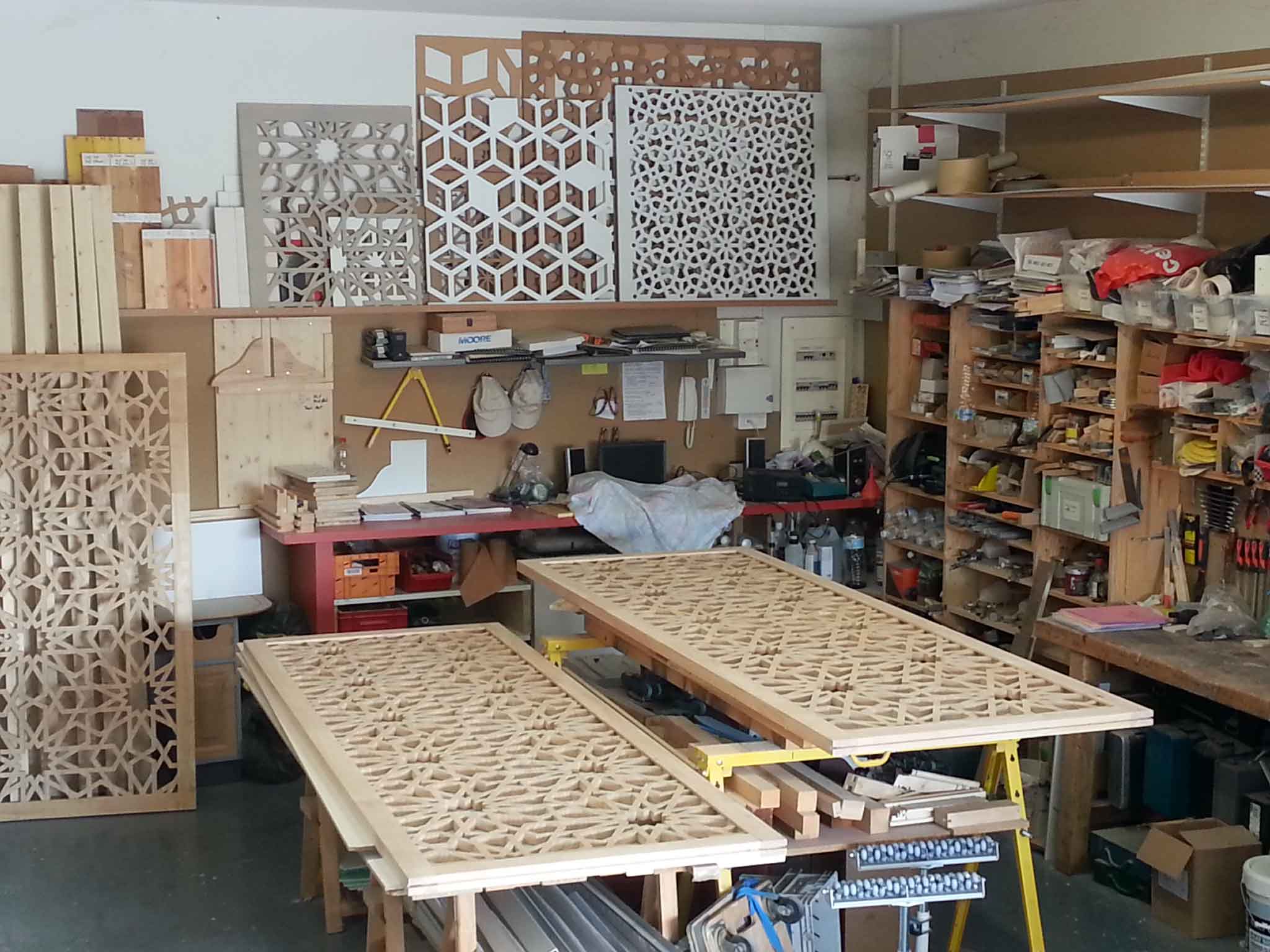 atelier-panneaux-bois-travail-artisanal