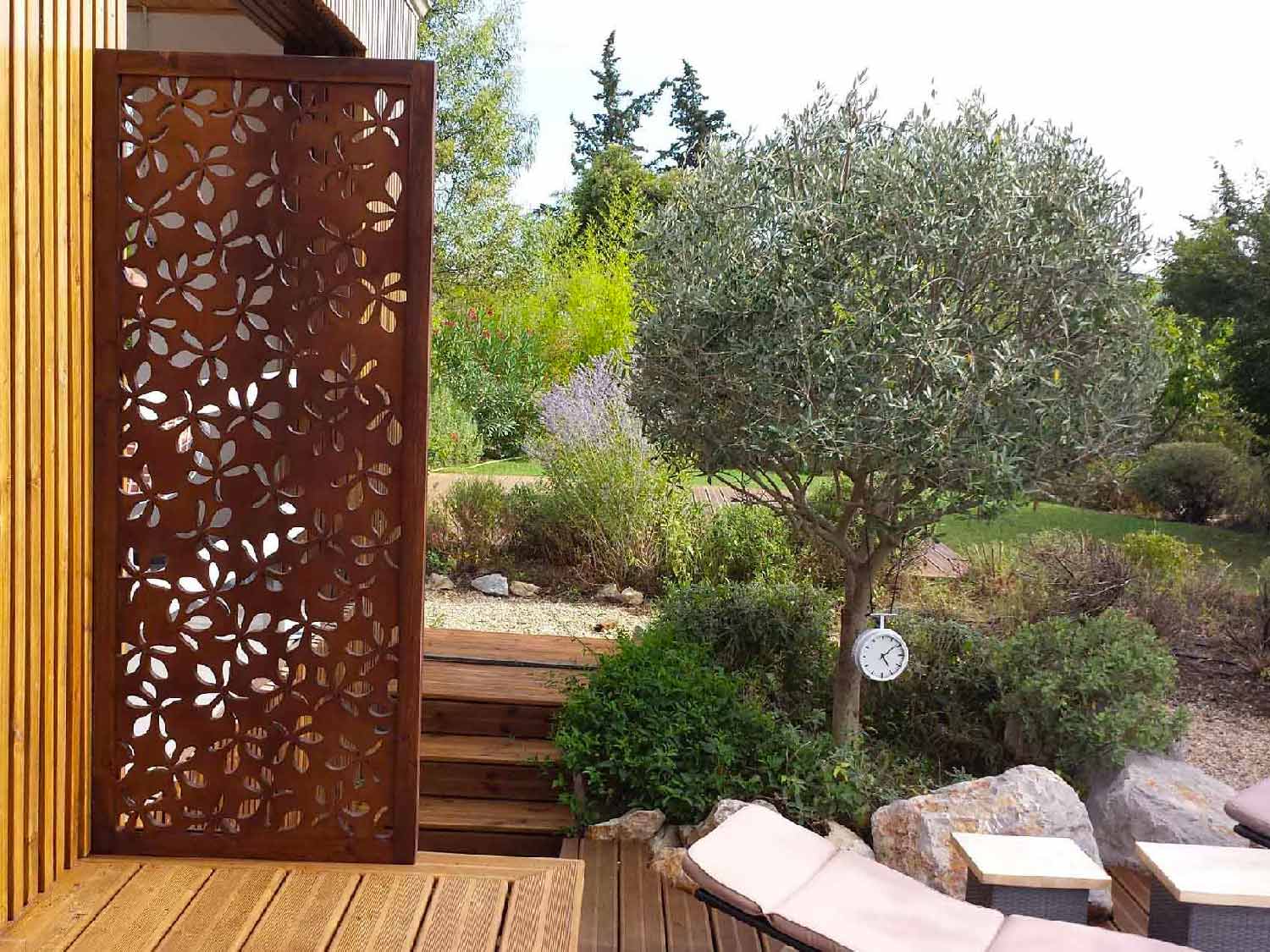 Brise vue design pour un jardin : pensez au bois !