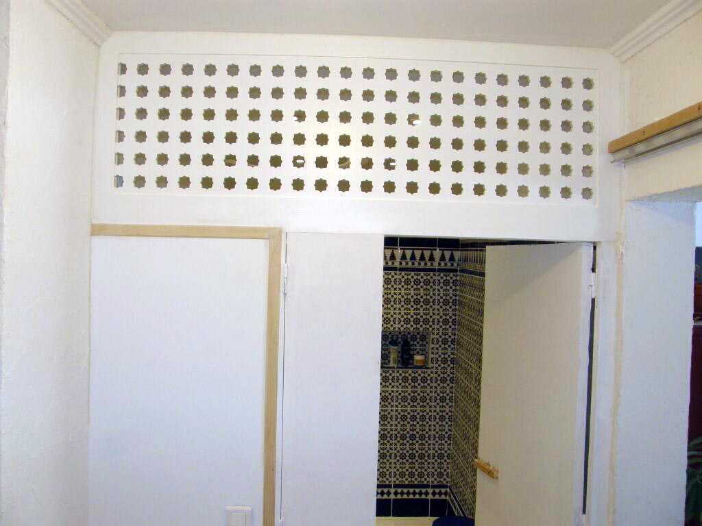 Cloison-salle-de-bain-blanche-traditionnelle