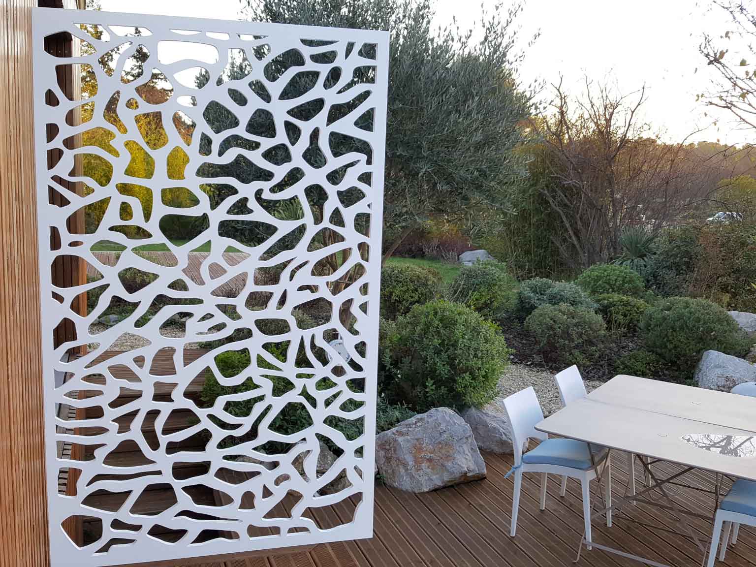 Brise vue design pour un jardin : pensez au bois !