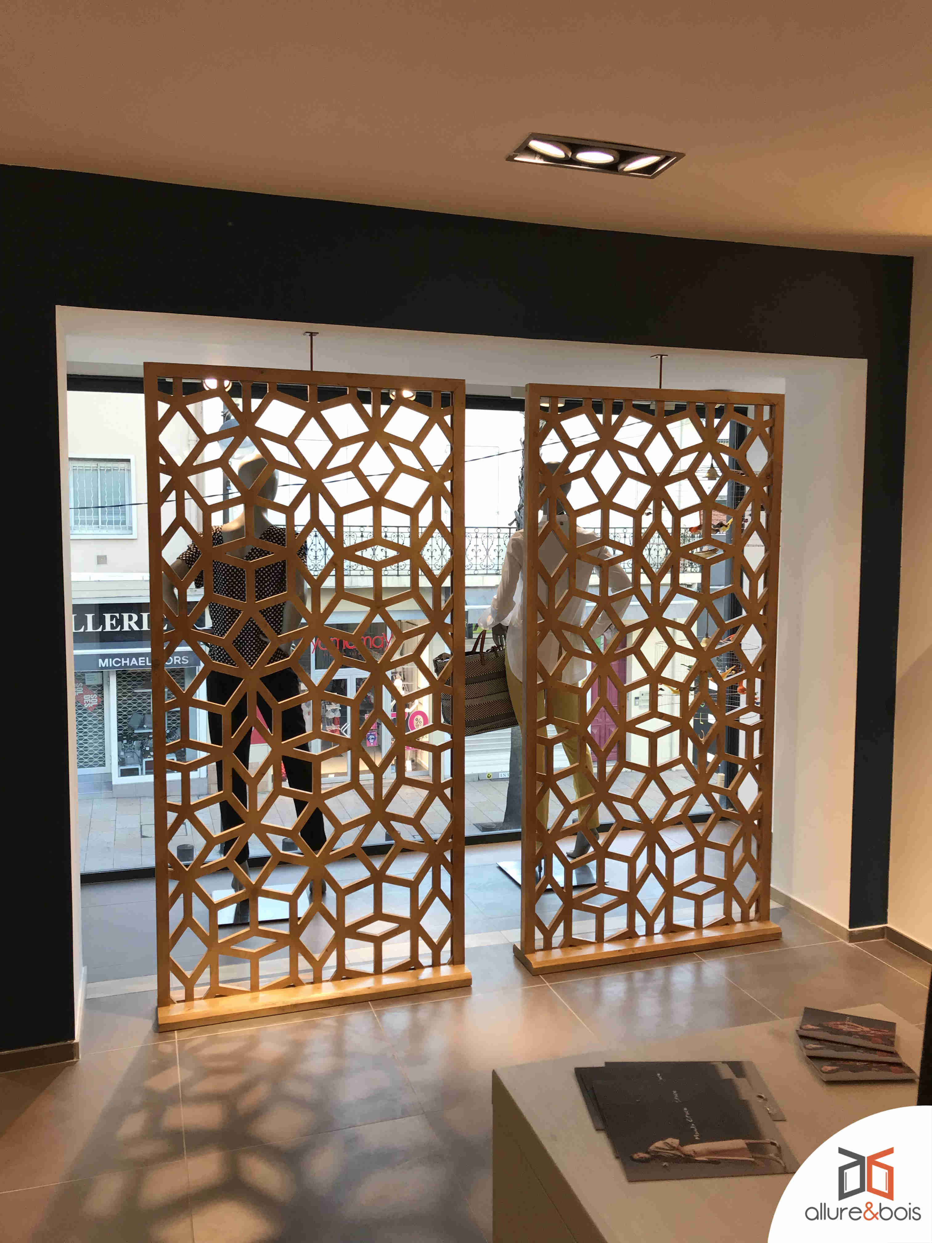 claustra mobile en bois pour vitrine de magasin