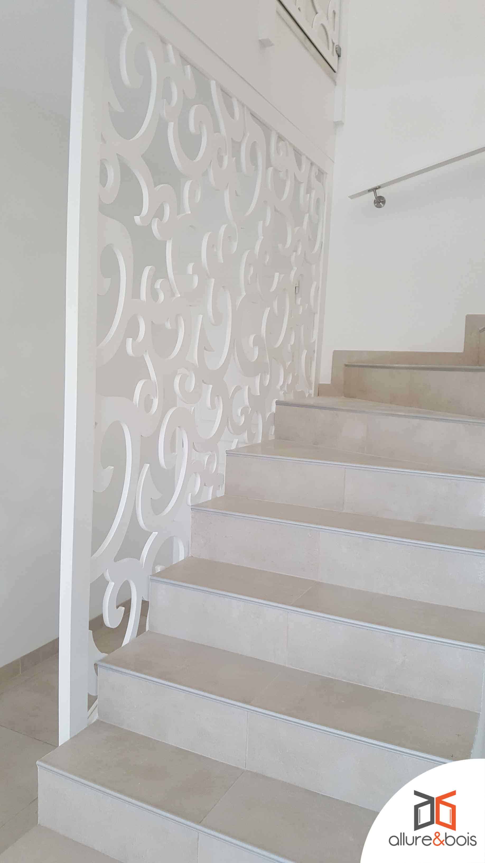 rococo-claustra-blanc-rambarde-escaliers-lumineux