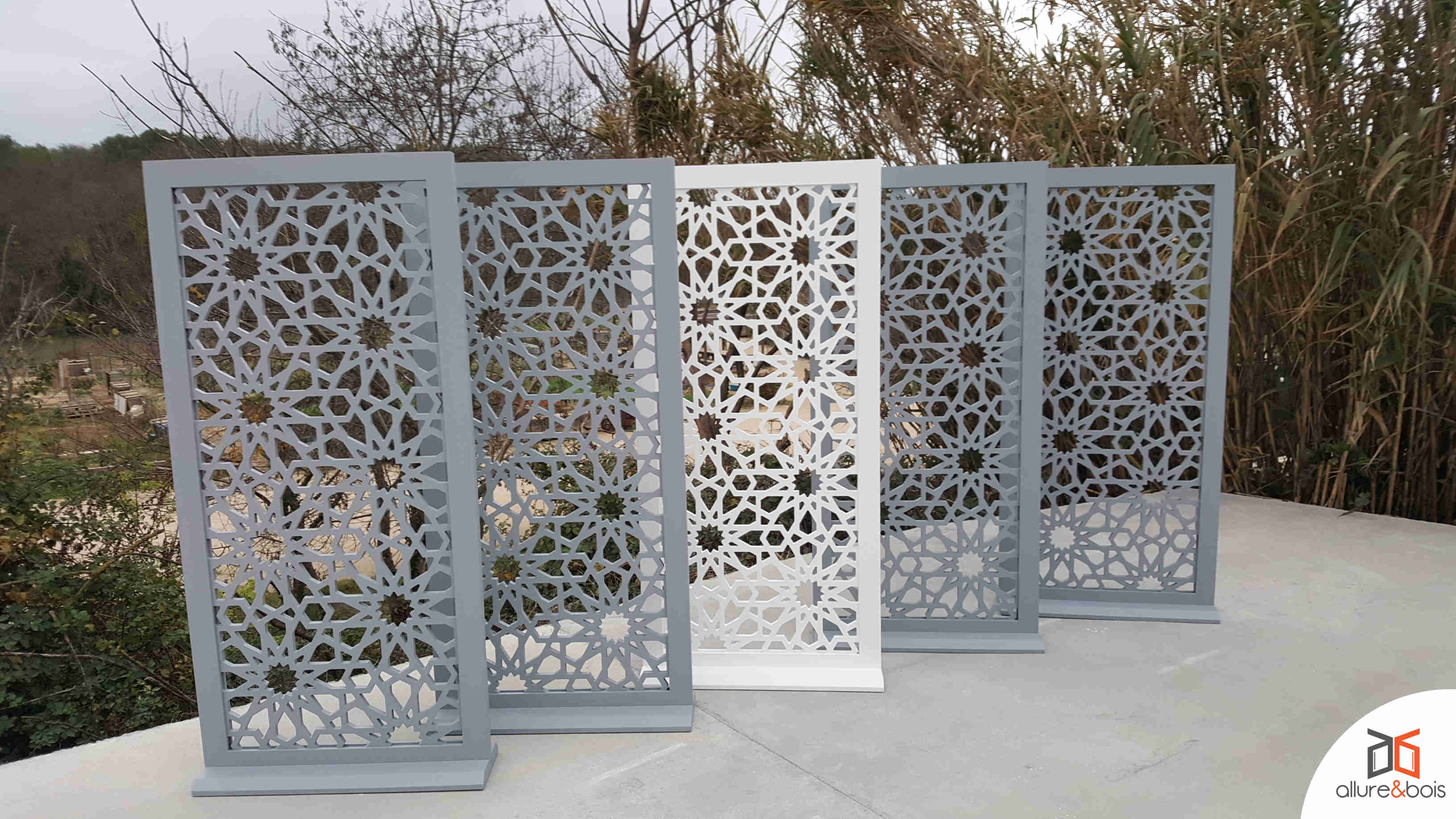 paravents indépendants gris et blancs pour intérieur et extérieur paravent-bois-ethnique-blanc-gris-oriental