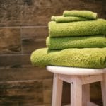 tabouret-serviettes-douche-salle-de-bain-vert-bois