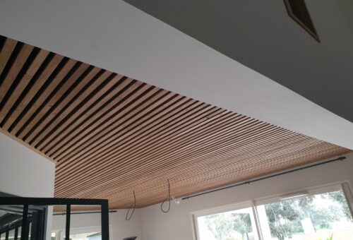 plafond bois moderne à lames de chêne