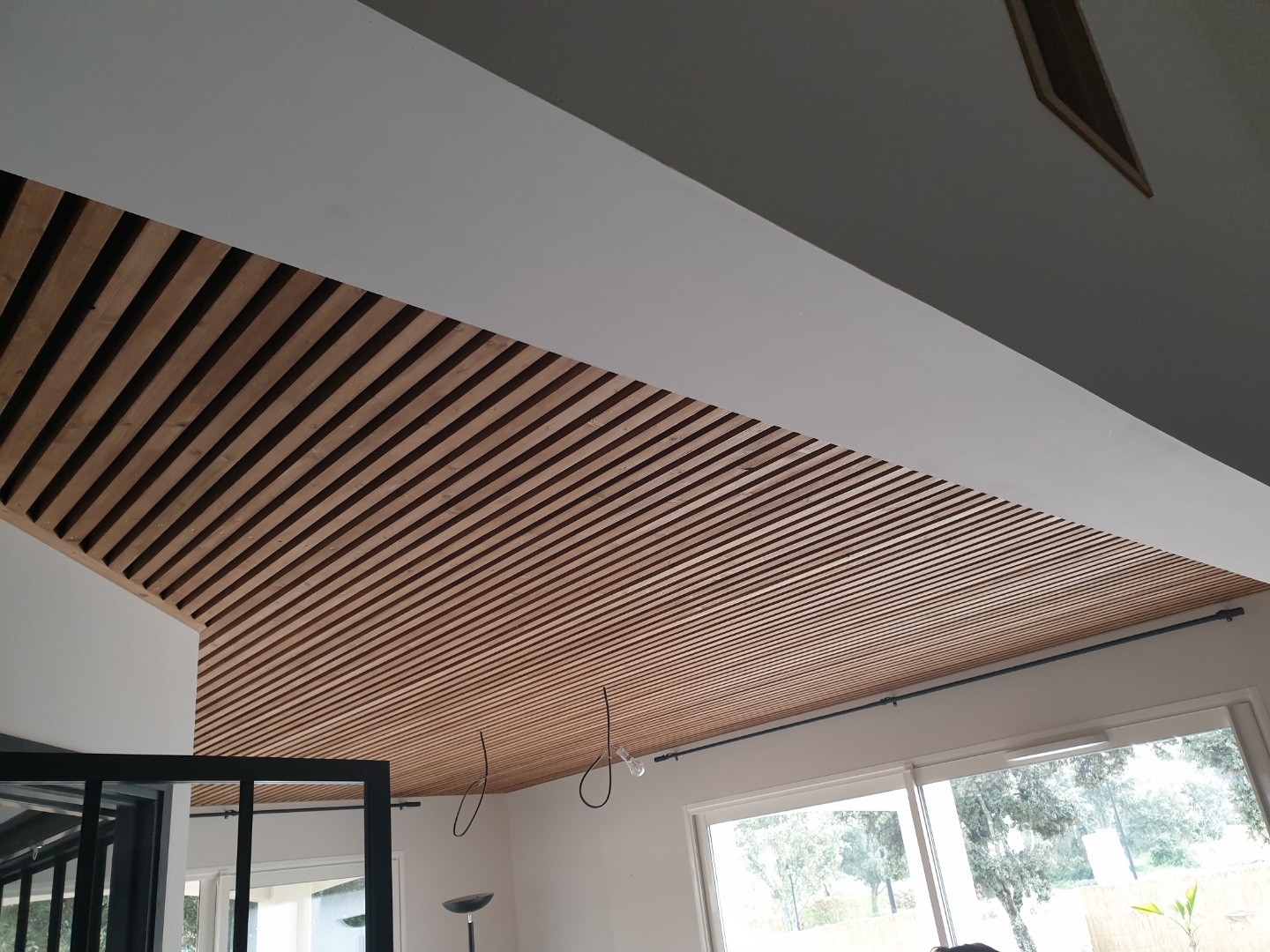 plafond bois moderne à lames de chêne