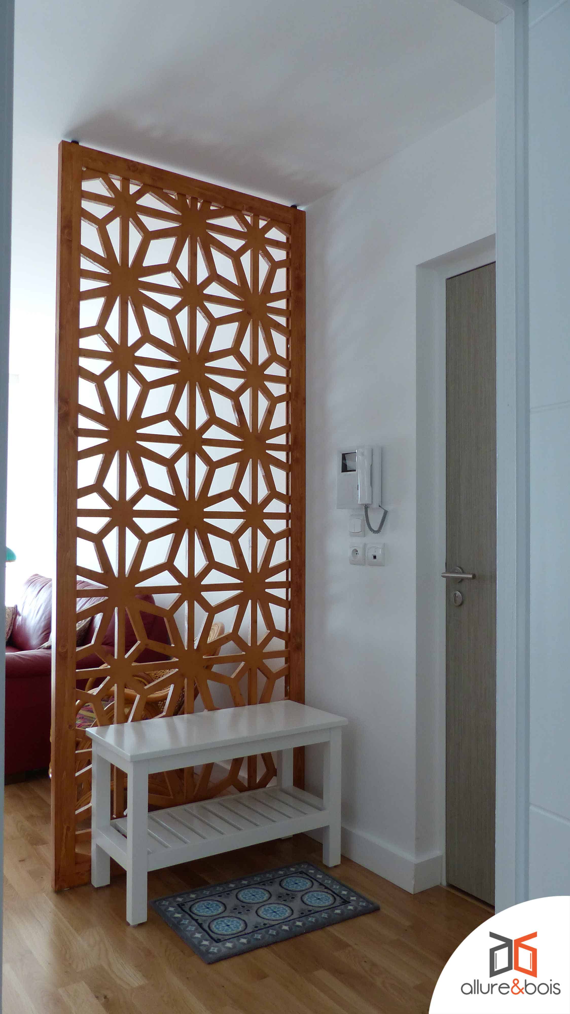 le motif Cenvin sur paravent fixe de couloir Claustra bois pleine hauteur