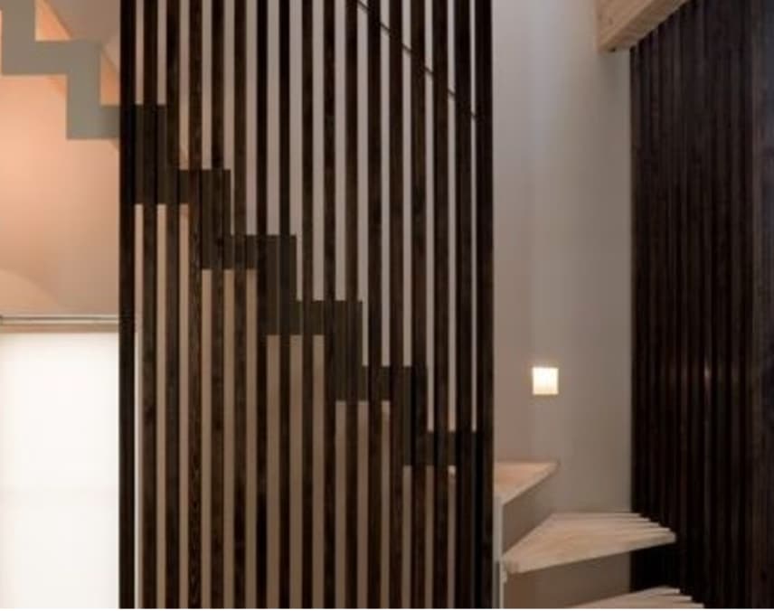garde corps cloiosn ajourée de style contemporain en lames bois verticales Lattis claustra garde corps contemporain