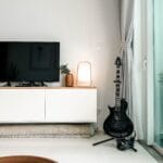 Meuble TV finition blanc vernis et plateau en bois