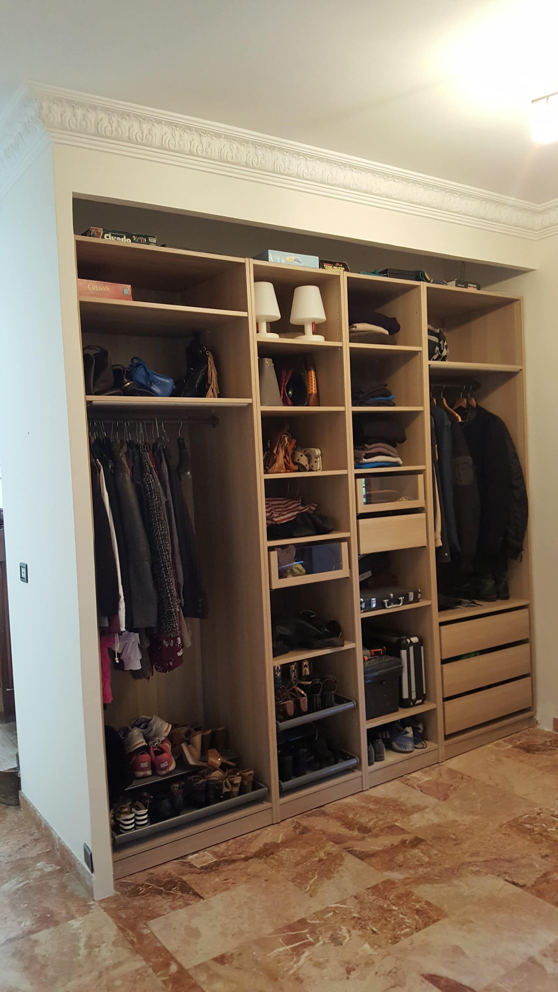 Intérieur de dressing avec rangements sur-mesure