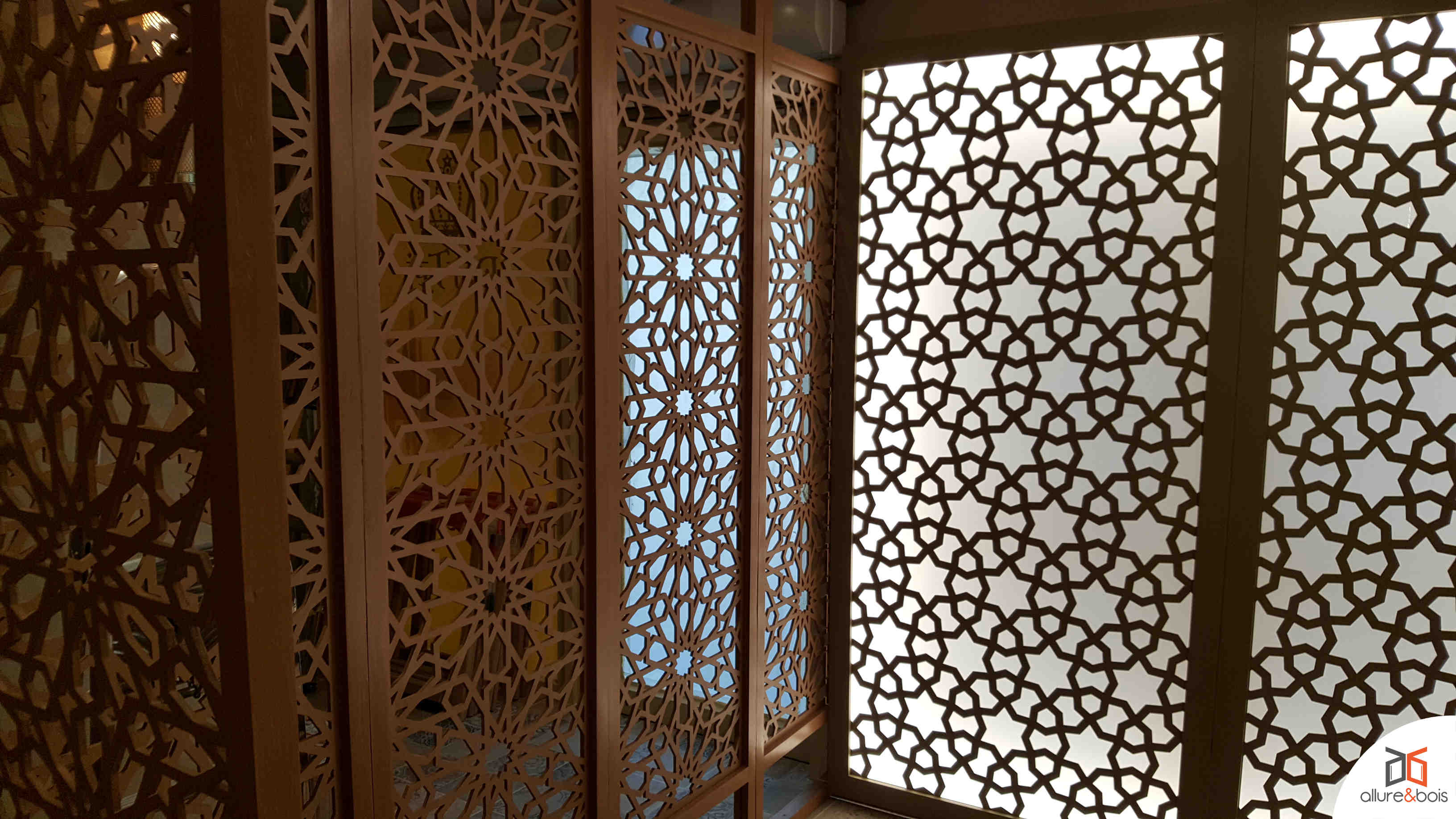 Moucharabieh au motif traditionnel pour intérieur L'engagement Allure et Bois vis à vis du motif pour moucharabieh traditionnel arabe
