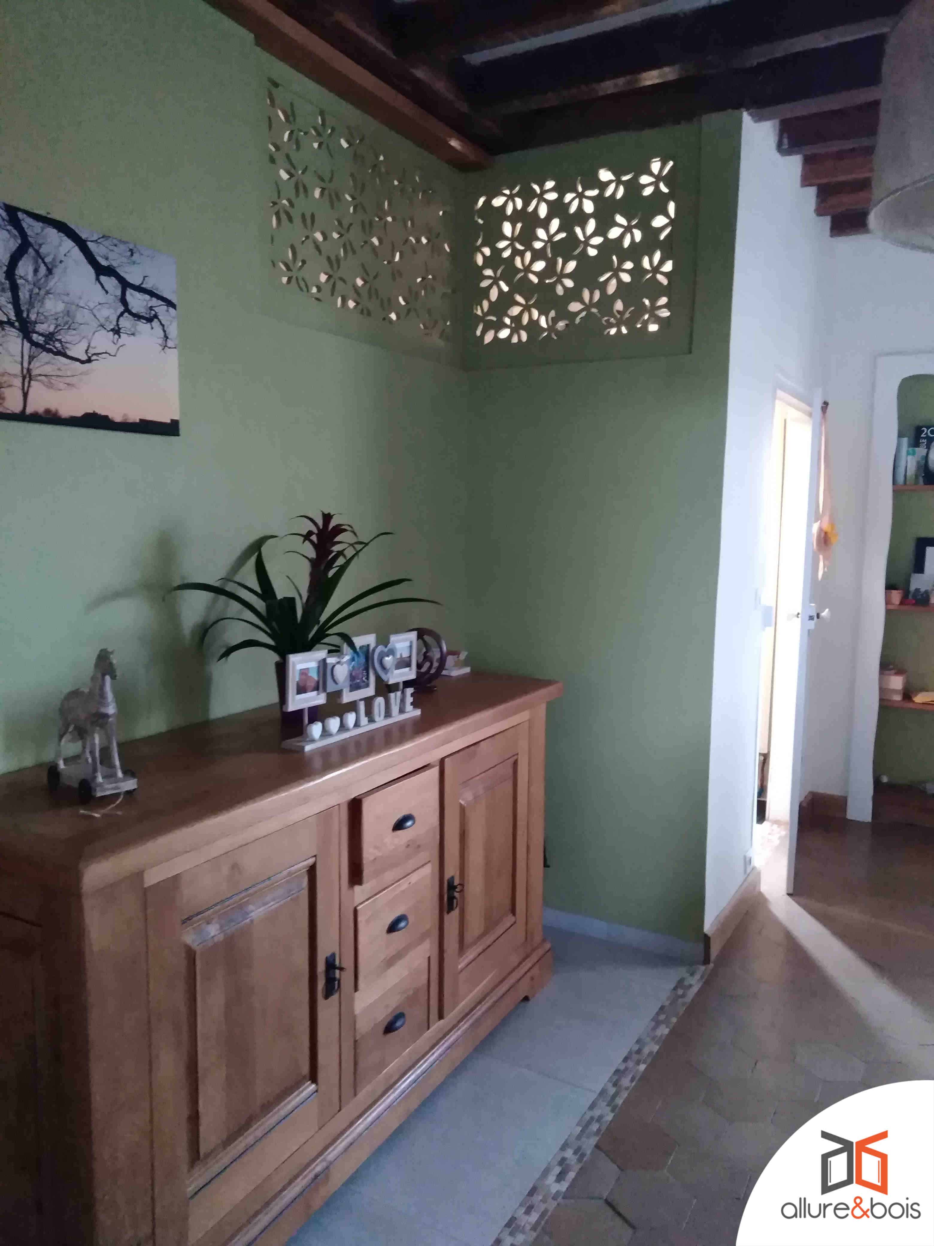 frise en bois ajouré pour décoration de plafond