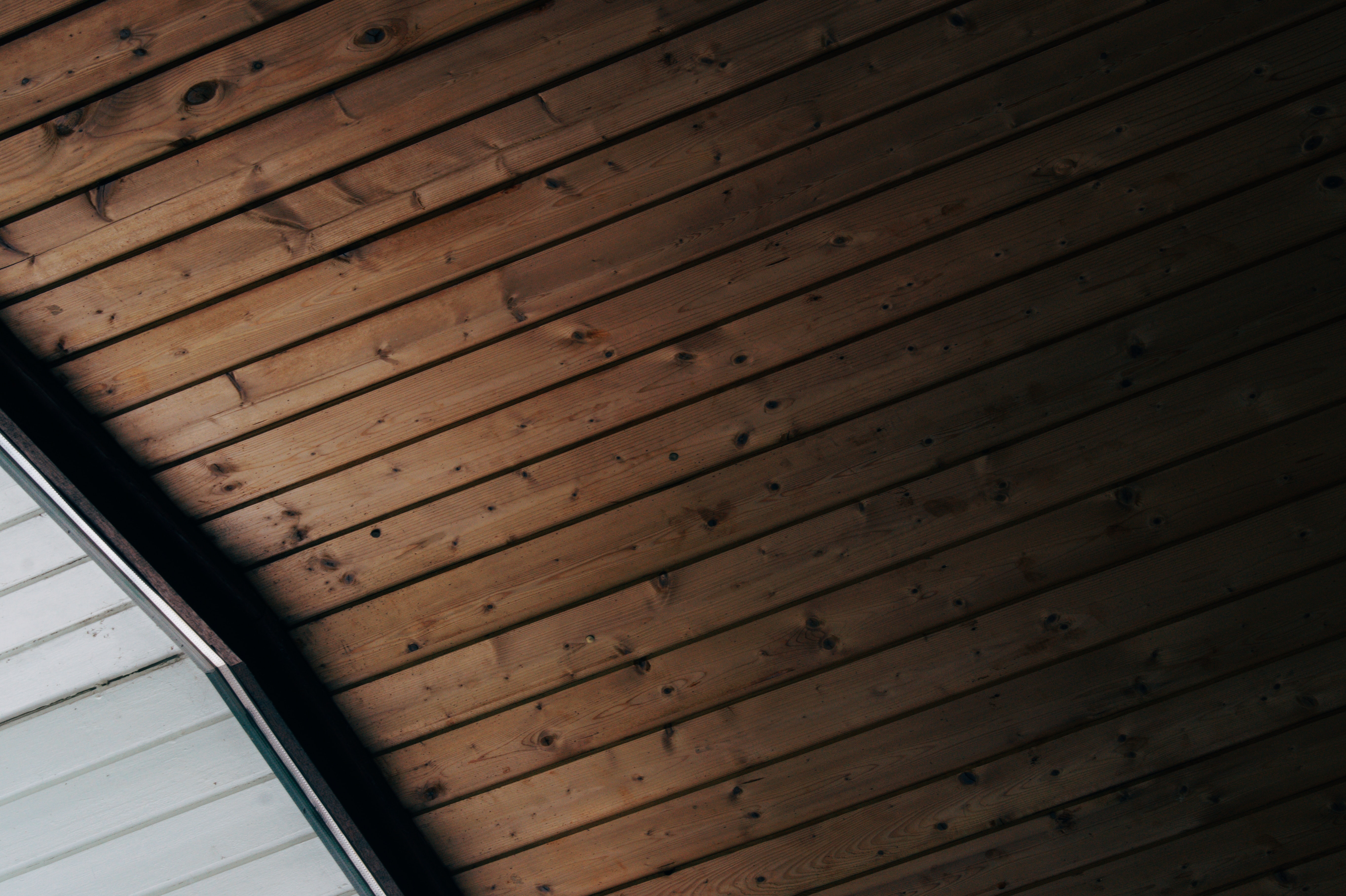 plafond en bois design : une touche de caractère