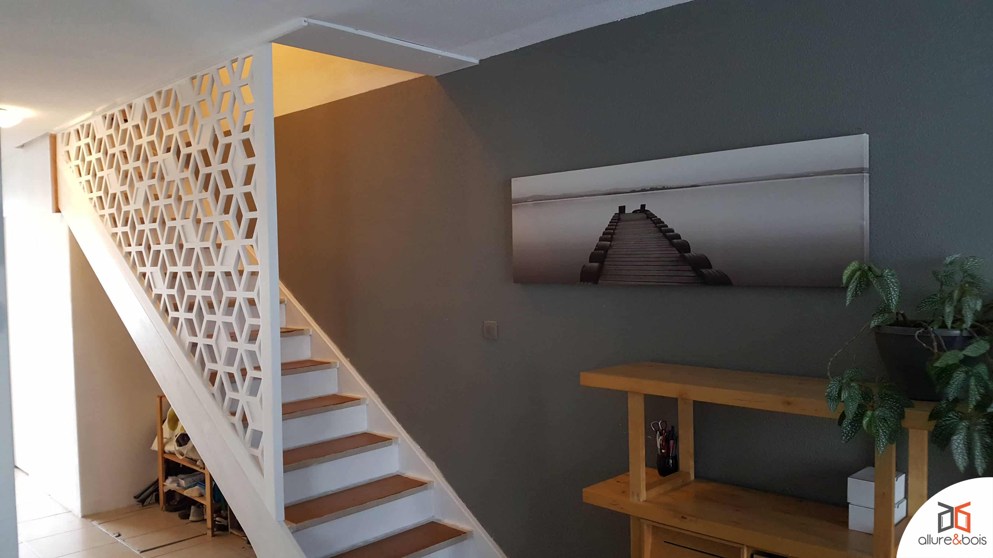 Garde-corps escalier motifs modernes bois blanc