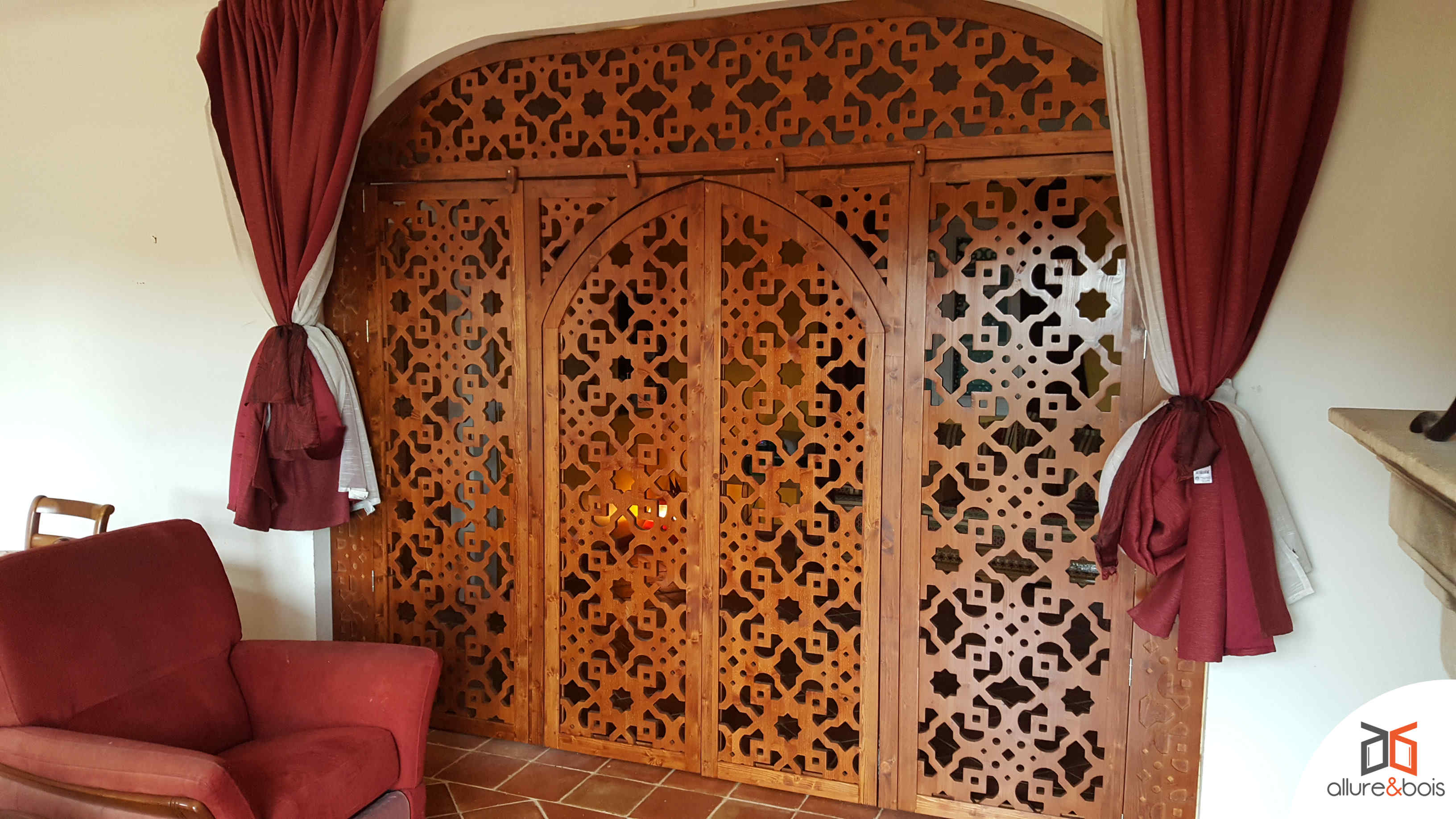 Porte en bois intérieur avec décor de porte
