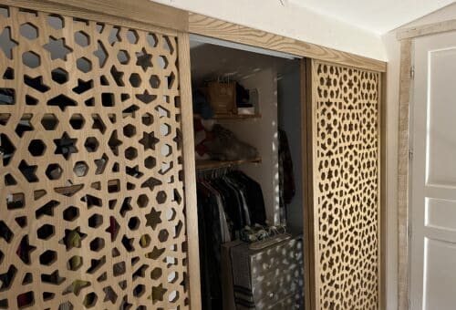 porte de placard coulissante en bois sur-mesure traditionnelle