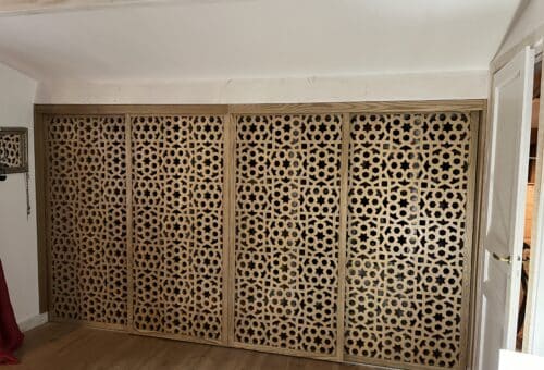 porte de placard coulissante en bois sur-mesure traditionnelle bois massif