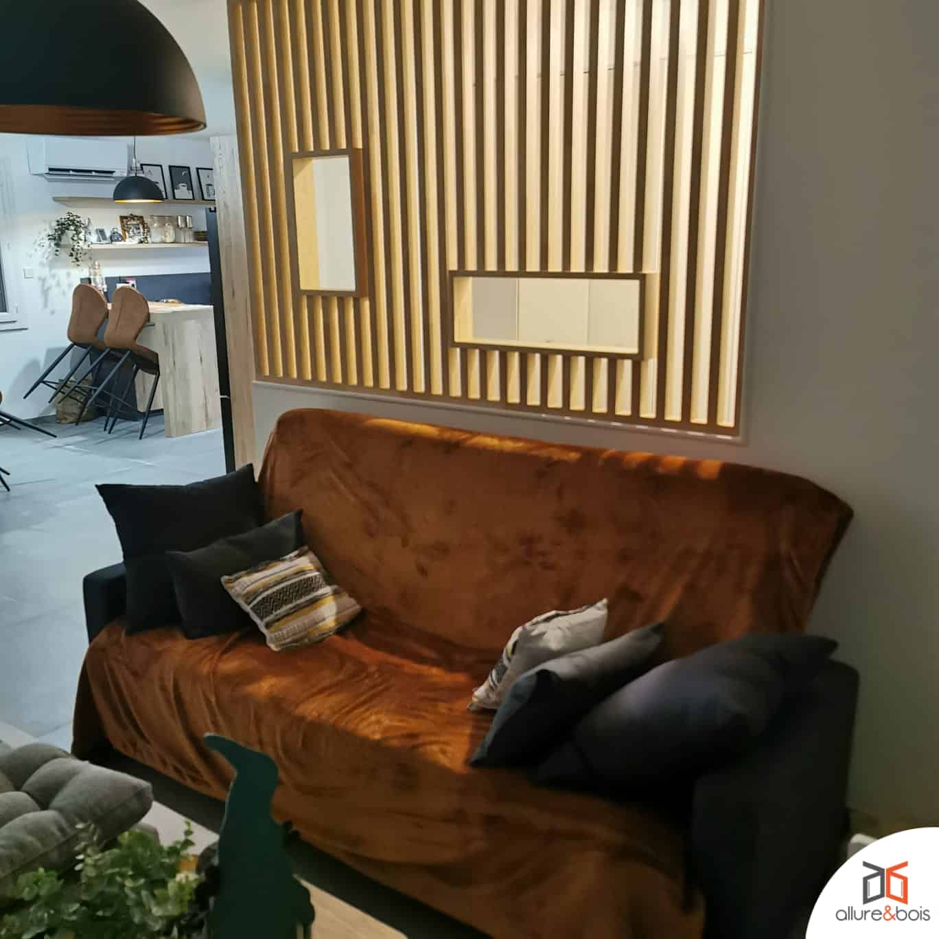 claustra bois avec ouverture intégrée salon