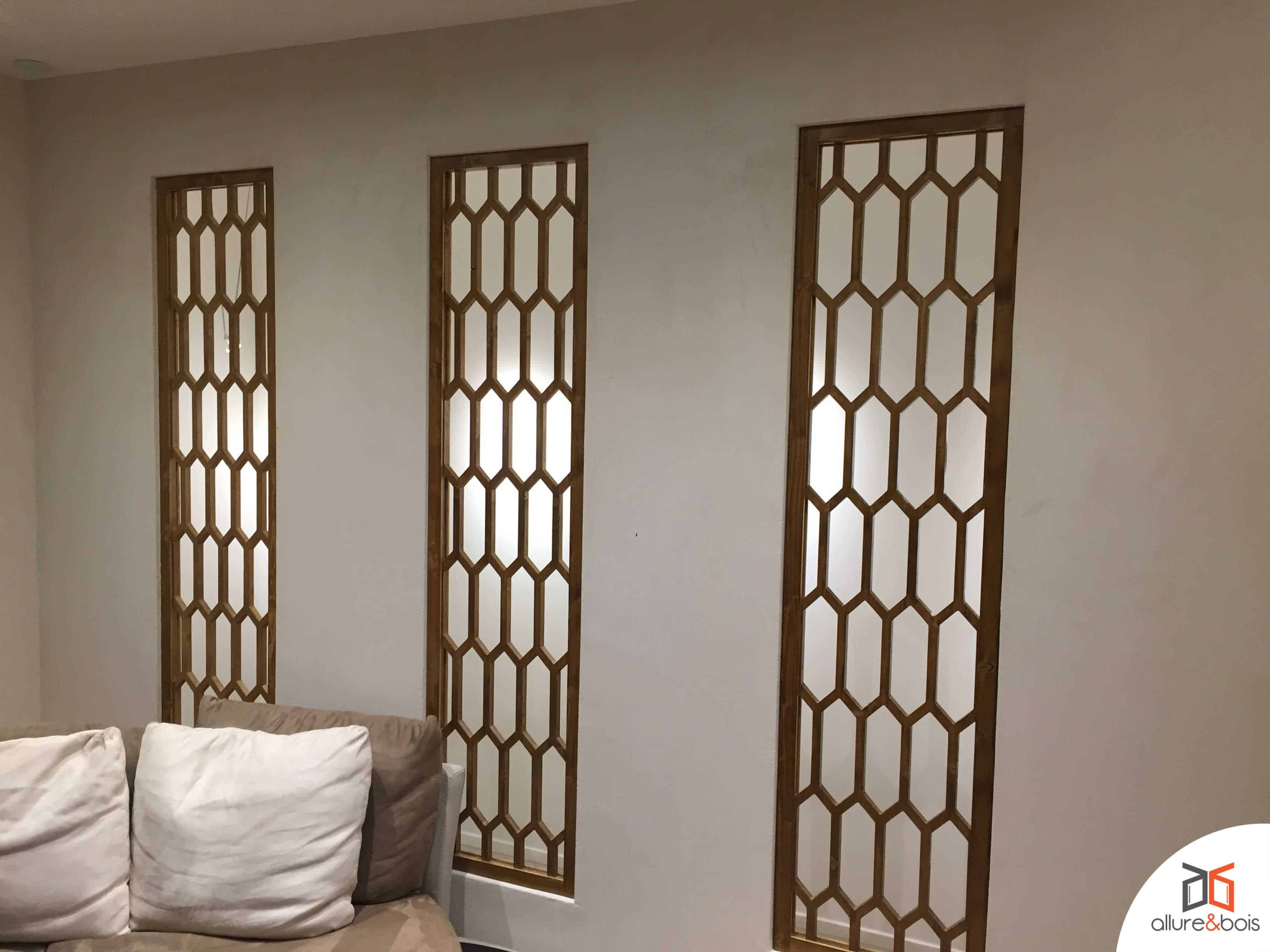 Claustra bois motif hexagonal intégré pièce de vie