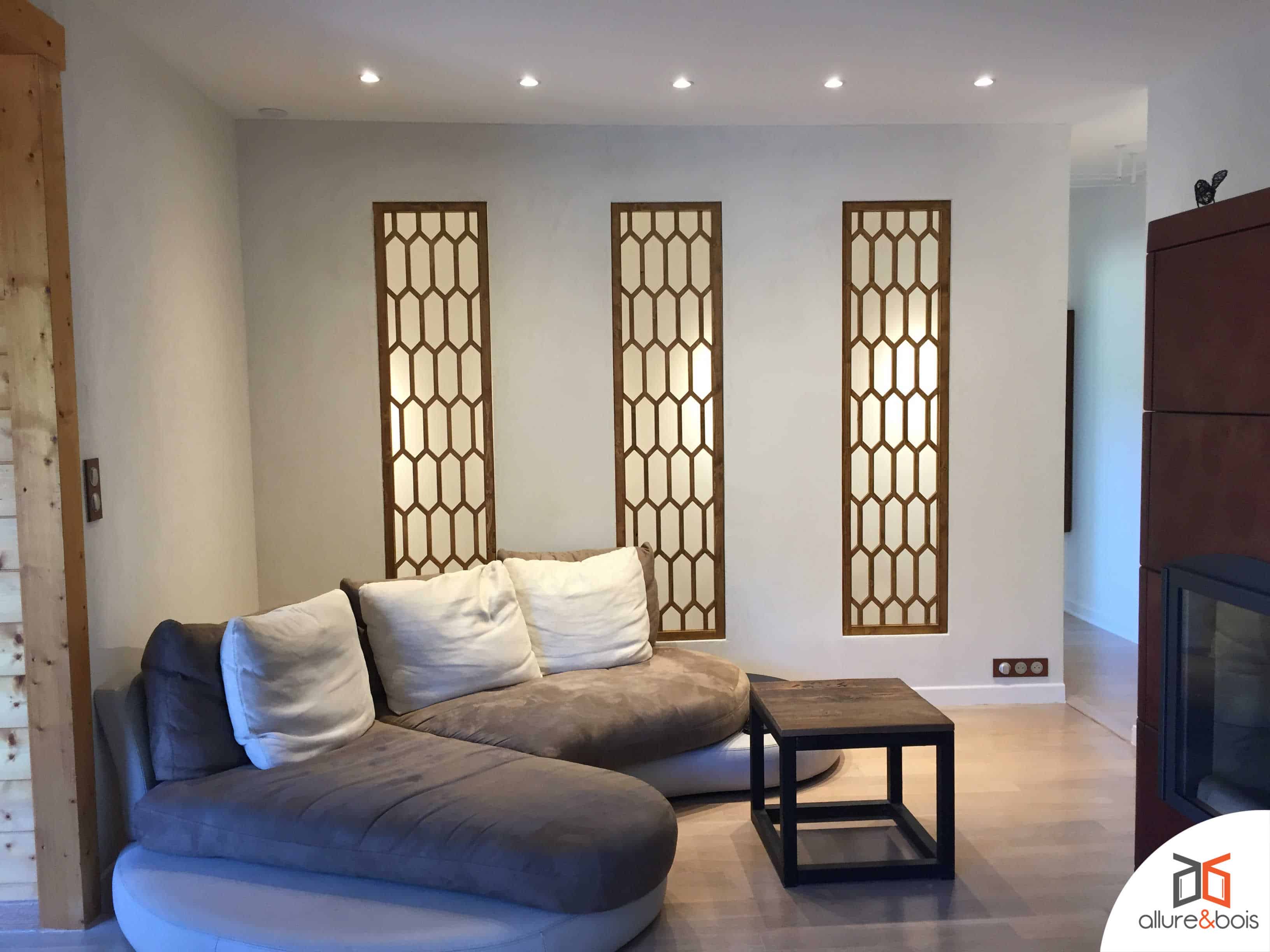Claustra bois motif hexagonal intégré pièce de vie