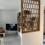 Claustra bois motif hexagonal intégré salon