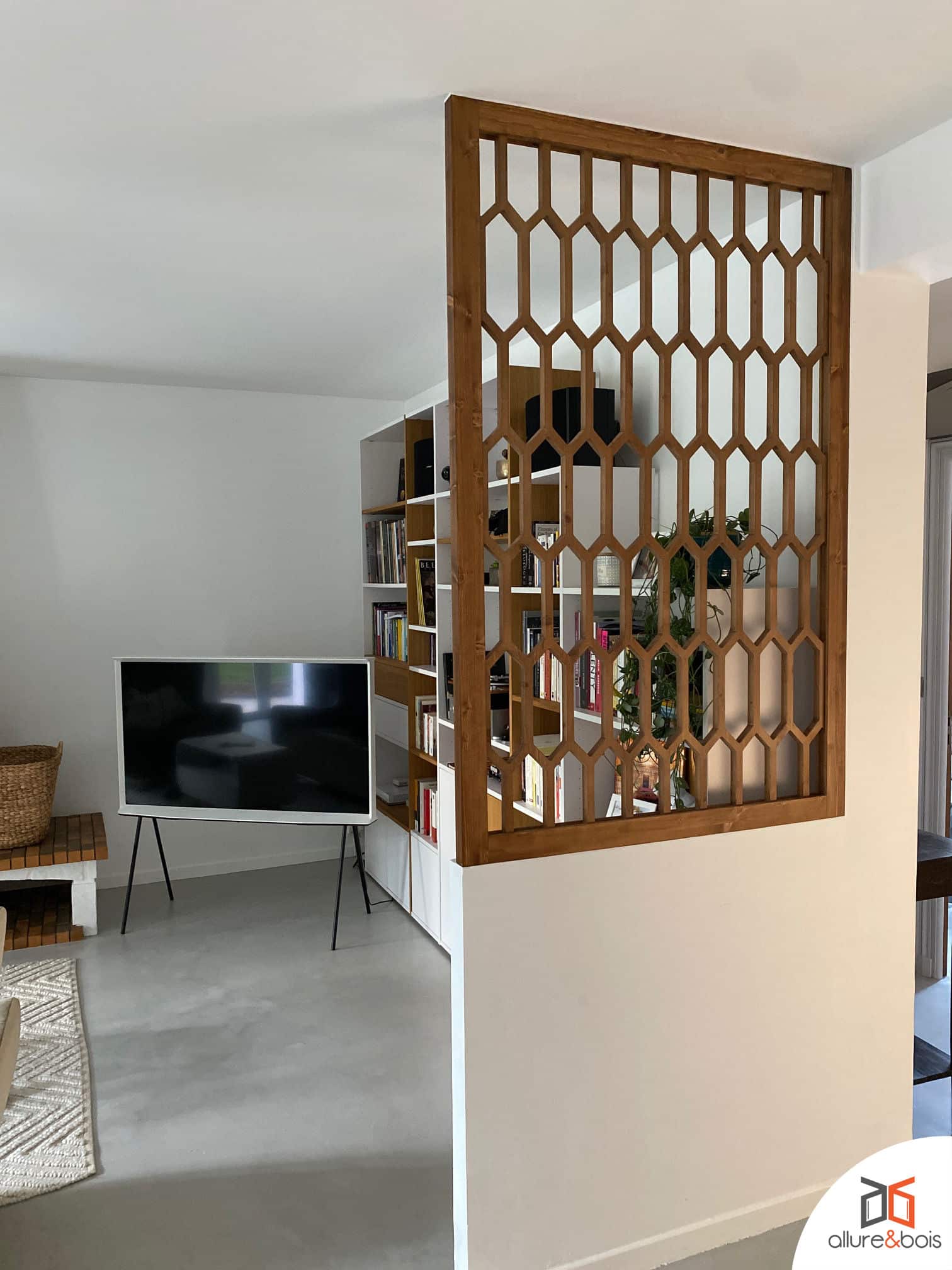 Claustra bois motif hexagonal intégré salon