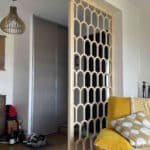 Claustra motif arche bois salon