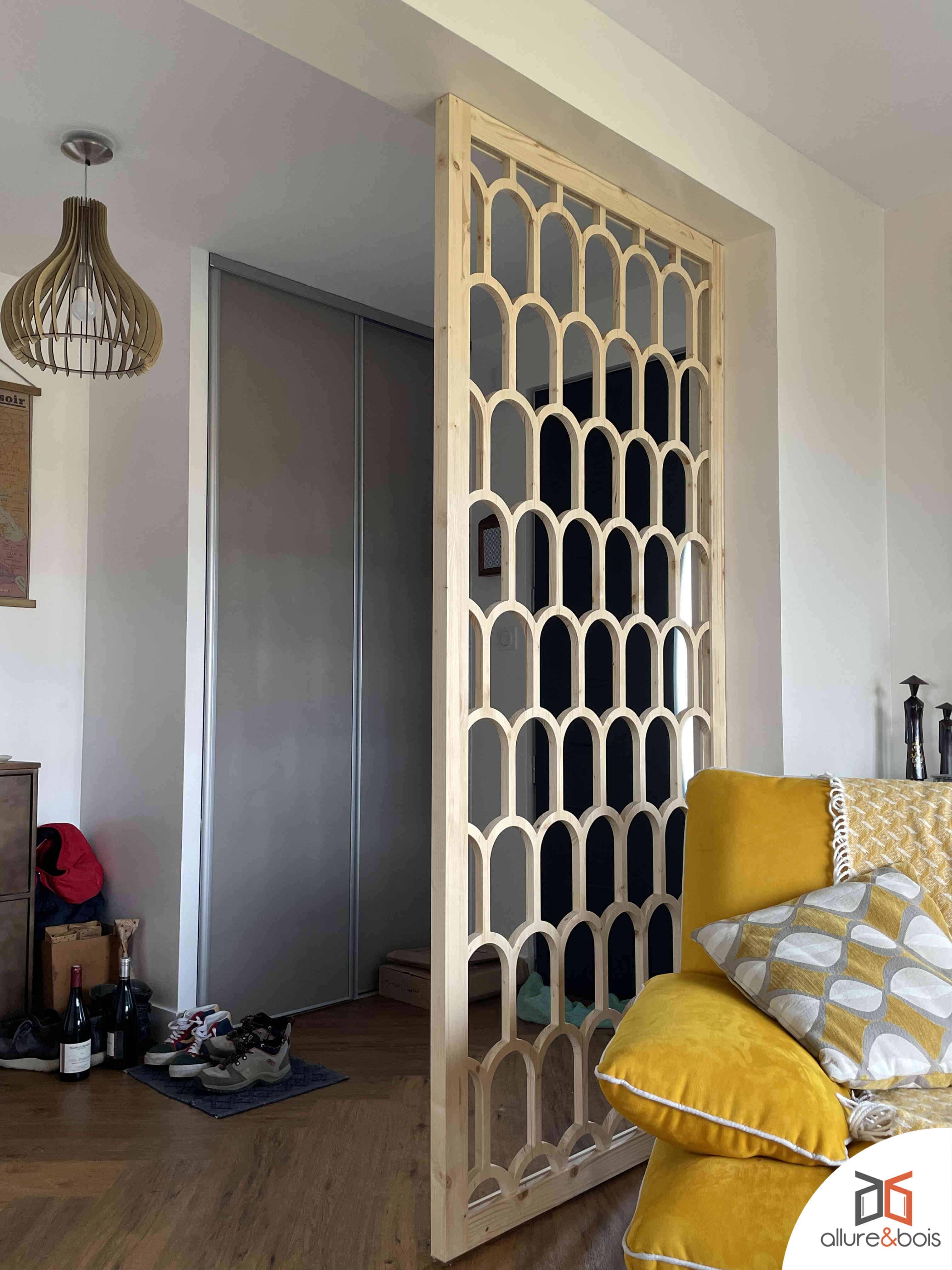 Claustra motif arche bois salon